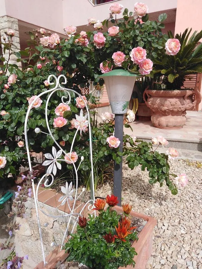 Bed & Breakfast The Roses Garden Bed and Breakfast La Maddalena